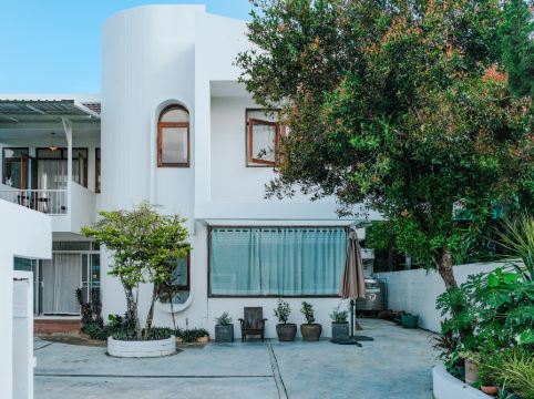 Minimalist Hideaway with a Courtyard Near Airport