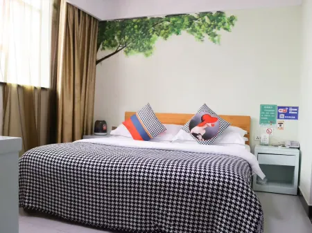 Lichuan Green Orange Hotel (Railway Station Branch) Отели рядом с достопримечательностью «Lichuan Zhidi Plaza New Ocean World»