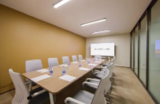 H CRYSTAL 4/2000  Hotel