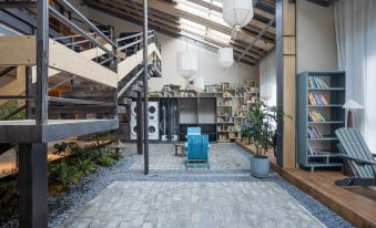 Zhengzhou Mountain Listening Wind City Homestay