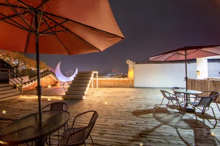 치어메이 호텔 (펑황 고성 홍차오 전망 지점)