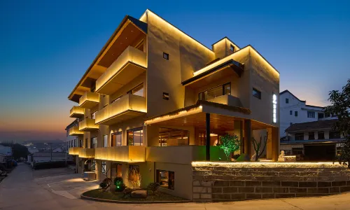 Floral Lux Hotel·Tanfeng Homestay