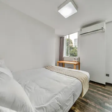 Sainan Homestay (Jing'an Temple Subway Station) Các khách sạn gần Trung tâm thương mại Westgate Mall