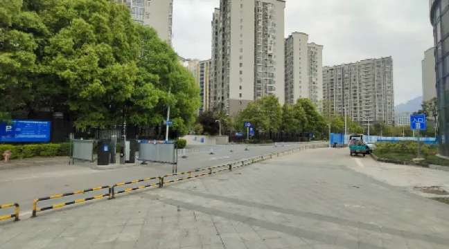 Dream Hotel (Zhangjiajie Tianmen Mountain Cableway Railway Station) Отели рядом с достопримечательностью «Zhangjiajie Administration Institute»