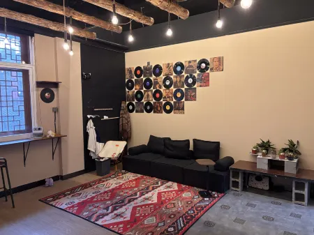 Xiaosenlin Hostel Отели рядом с достопримечательностью «Red Garden»