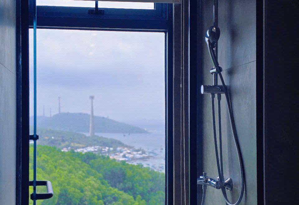 센시 힐사이드 아파트먼트의 인피니티 풀과 전망