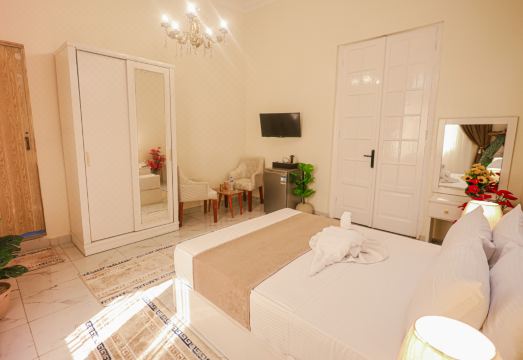 [다운타운 앤티크 호텔 로비 및 직원 사진]