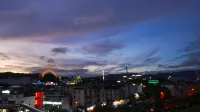 Cheerful Hotel（Hengdian World Studios branch） - con vista montagne