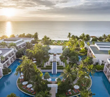 Sheraton Hua Hin Resort & Spa Отели рядом с достопримечательностью «Hua Hin Clock Tower»