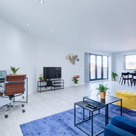 Hybrid Resi - Uxbridge, On-site car or van parking, near London Heathrow Airport