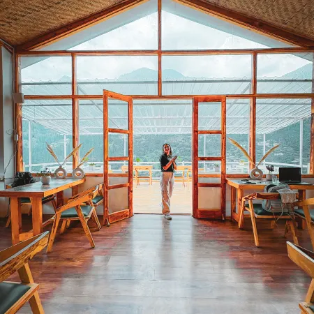 Young Monk Hostel & Cafe Jibhi