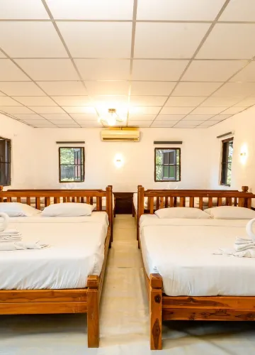 ห้องยีราฟ วิวแม่น้ำ สำหรับ 8 ท่าน พร้อมห้องน้ำ 2 ห้อง