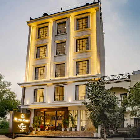 MAYA'S MANOR - A Luxury Lake View Boutique Hotel