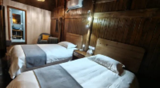 One Journey One Walk One World Chinese Inn (Chengkan Ancient Town) Hotels near Cheng Kan