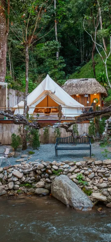 แคมป์ 4 ท่าน พร้อมห้องน้ำส่วนตัวแยกภายนอก (แคมป์ริมแม่น้ำ)