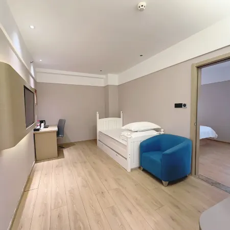 Jinjiang Metropolo Hotel (Qingdao May Fourth Square Xiaomaidao) Отели рядом с достопримечательностью «Циндао-Восточный Университет»