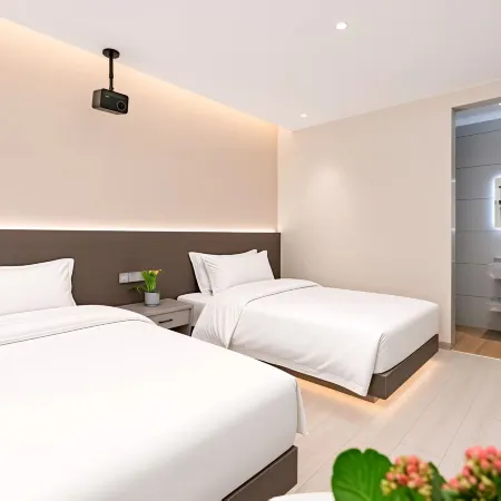 Xinxinrong Hotel (Kunming Railway Station Shuangqiao Night Market Style Street)