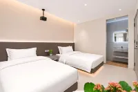 Xinxinrong Hotel (Kunming Railway Station Shuangqiao Night Market Style Street)