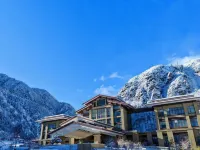 Xinjiang Heavenly Holy Spring Resort Hotel - parking