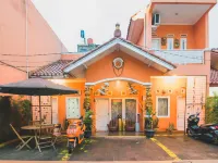 RedDoorz Syariah Near Margahayu Raya Hotels in Buahbatu