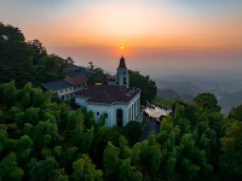 Luhuadang Hotel Hotels near Du Yuesheng Mansion