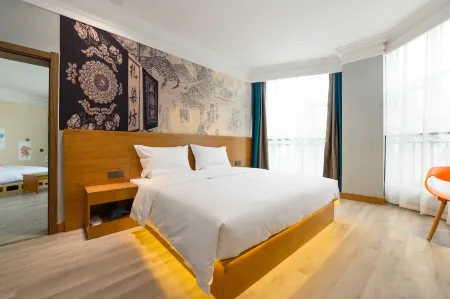 Qinyue Hotel (Zigong Lantern Park FanHua 1939 Shopping Plaza) Отели рядом с достопримечательностью «Zigong Colored Lantern Park»