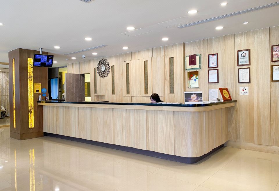 유나이트 호텔의 깨끗하고 정돈된 객실 인테리어