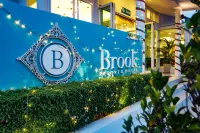 Tuana Hotels Brook Pool Access Отели рядом с достопримечательностью «Ao Makham Minimart»
