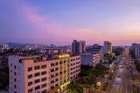 Wanning Jinhong Business Hotel (Huayacheng High-speed Railway Station)