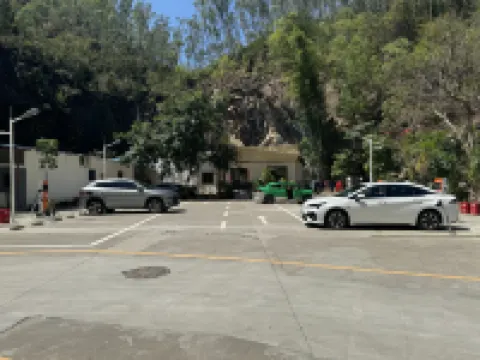 維也納國際酒店（珠海拱北出入境邊防檢查站迎賓北路店） 鄰近能興五金百貨商場的酒店