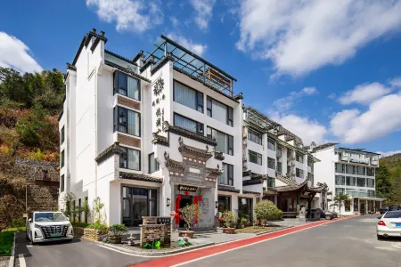 Floral Lux Hotel · Yuelan Mountain Hotel (Huangshan Scenic Area Transfer Center Branch) Отели рядом с достопримечательностью «Shixin Peak»