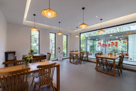 Xitang Hotspring Homestay (Wangyougu Branch) Отели рядом с достопримечательностью «Emerald Gallery»