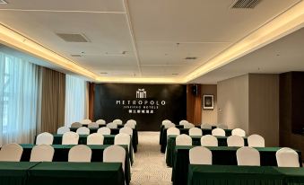Jinjiang Metropolo Hotel (Korla Peacock River Loulan Never-Night City)