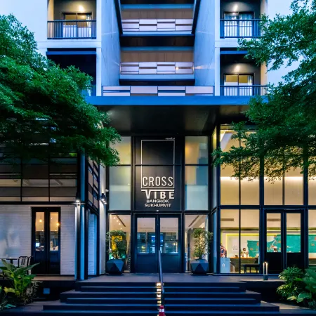 Cross Vibe Bangkok Sukhumvit Отели рядом с достопримечательностью «Станция надземного метро On Nut»