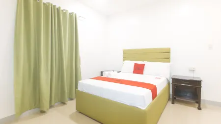 RedDoorz @ EBM One Building Отели в г. Cabatuan