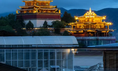 Shangri La Meets·Never Late, Silvery Moonlight | Slow City Oxygen Supply Designer Homestay