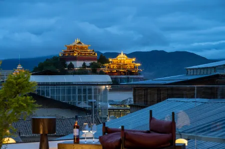 Shangri La Meets·Never Late, Silvery Moonlight | Slow City Oxygen Supply Designer Homestay Отели в г. Шангри-Ла