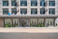 Yunshan Qiya Hotel (High Speed Railway Station) Hotels near Embossment of Zhuge Liang and Meng Huo