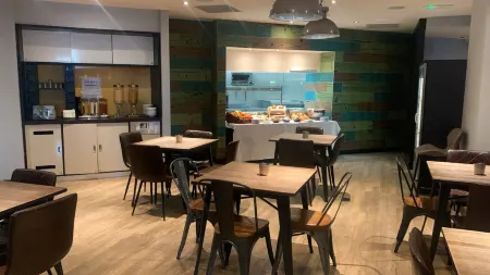 Belvilla Newport City Centre Hotel - Lifestyle Отели в г. Кумбран