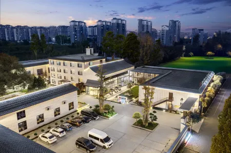 Chunzhiyue Hotel(Kaifeng Wansui Mountain Da Song Wuxia City Branch) Отели рядом с достопримечательностью «Kaifeng Gulou Plaza»