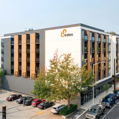 U Place Urban Apartments by Sweetome Hotel berhampiran Stadium Husky