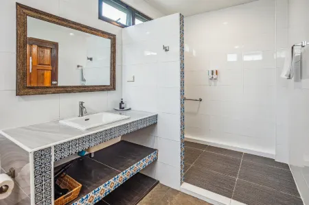 Busaya Resort & Cuisine Отели рядом с достопримечательностью «Computer Center Silapakorn University»