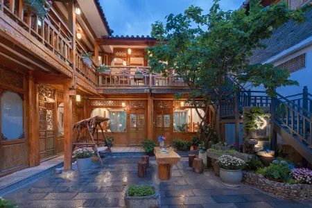 Putih Courtyard