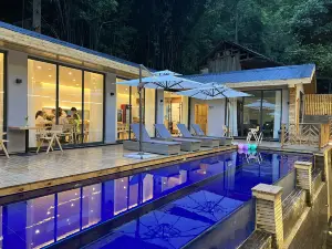 Qingcheng Mountain YINGXIGU Valley Forest Private Tang Cinema Hotel