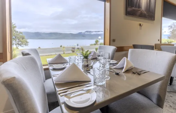 蒂阿瑙君門酒店