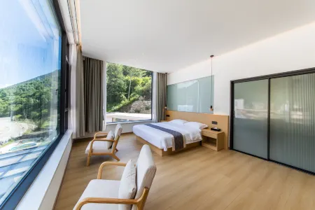 Kangding Cave Hot Spring Hotel Отели рядом с достопримечательностью «Seven-color Sea»