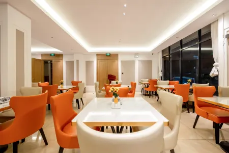 Vienna Hotel Haikou (Qilou Old Street Hainan University Branch) Отели рядом с достопримечательностью «Hainan Institute of Science & Technology»