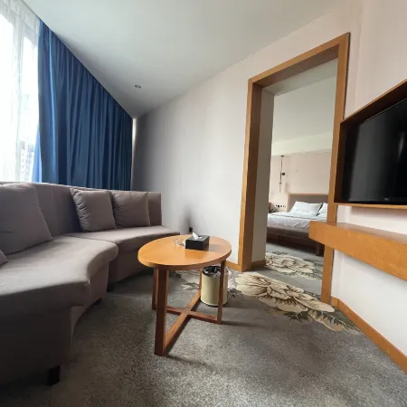 Sanhao Zhixuan Homestay (Guiping Xishan Square)
