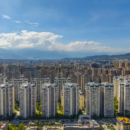 Xichang Yueshang Light Residence Homestay (Wanda Plaza Qionghai Seventeen Degrees)