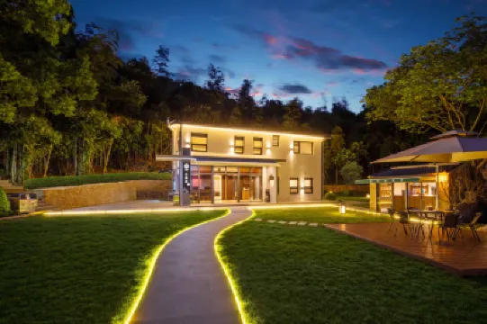 Floral Hotel·Mountain Retreat in the Clouds (Putuo Mountain Ten Thousand Buddhas Pagoda Hotel) Hotels in Zhoushan